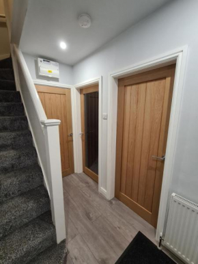 Whole House - 4 Bedrooms - Parking - Sleeps 8